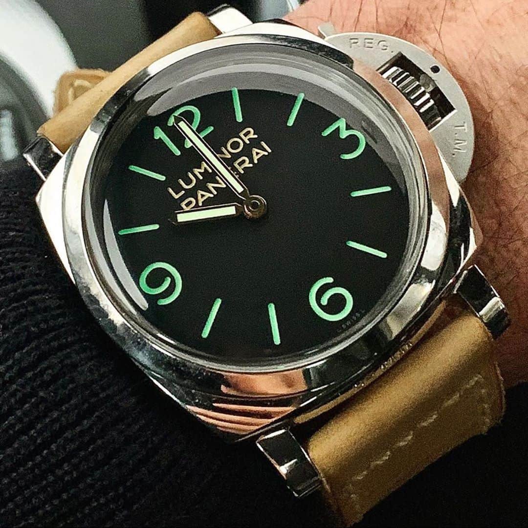 パネライのインスタグラム：「One of the cleanest modern #Panerai watches that was ever made. The #PAM372 47mm base dial Luminor. Do you agree? Pic by @_dome13 #paneraicentral」