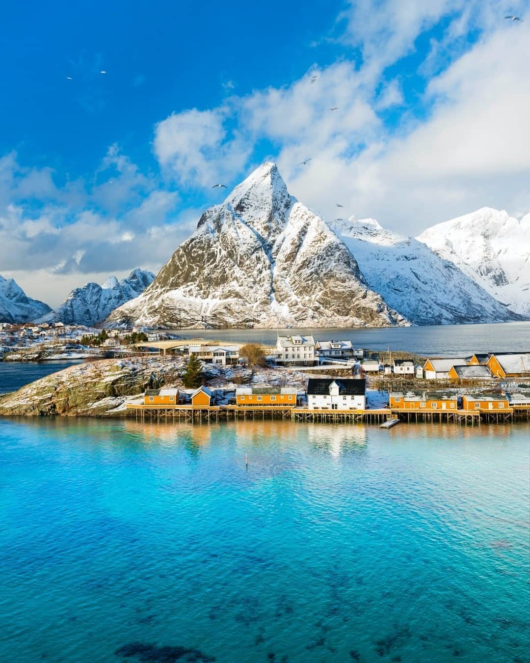 Lonely Planetのインスタグラム：「💙Embrace winter like a Norwegian this year by practising 'friluftsliv.'  Norway knows how to get through long and stubbornly dark winters. They embrace the outdoors as much as possible through "friluftsliv" — a concept that roughly translates to "open-air-living".  Tap the link in our bio to find out how this get outside mindset improves spiritual and mental wellbeing even in the coldest and darkest winter.」