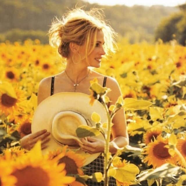 ジュリア・ロバーツのインスタグラム：「October, I have always had a lot of faith in you. Don’t let us down. 🌻 #weareinthistogether #wearamask #vote #wtfarewewaitingfor」