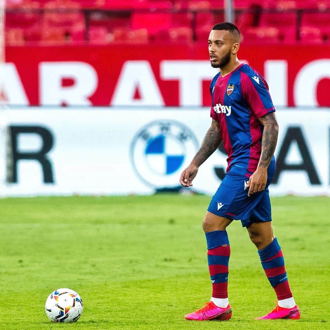 ルベン・ヴェソのインスタグラム：「Una pena que se nos haya ido al final! Pero este es el camino a seguir 💯 pensando ya en el partido del domingo! Vamos @levanteud 💪🏽」
