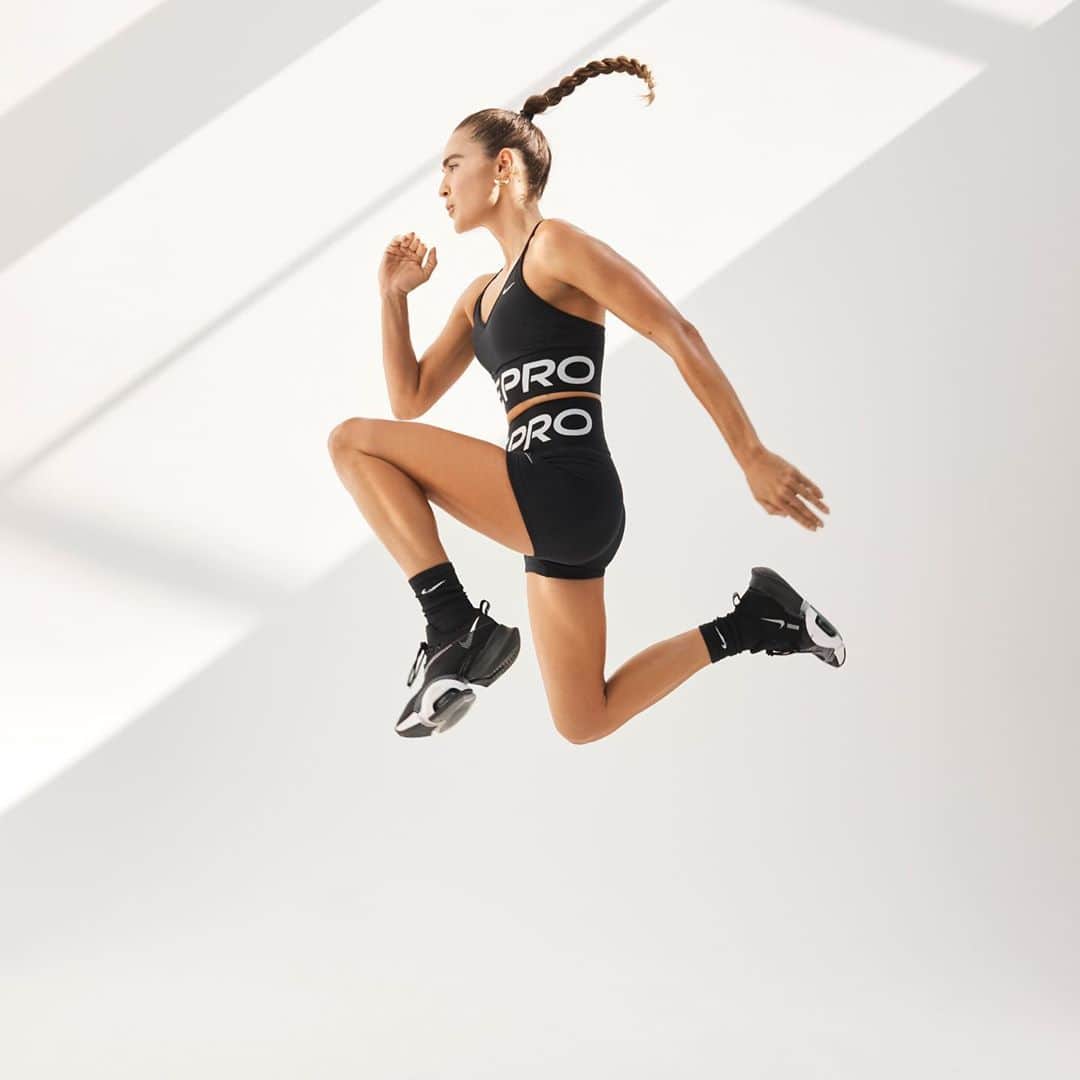 Kirsty Godsoのインスタグラム：「When the freddo espresso hits 🌪⚡️✨ Shot the new @nikewomen Stealth collection for @bandier that dropped today! Big yes to this collection ✔️ #bandier #nikewomen #niketraining 📸 @landonmcmahon」