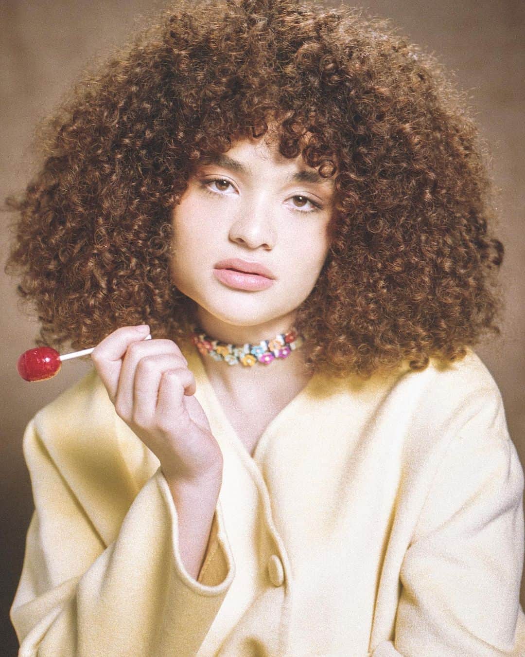 ダイアナ・ヴェラスのインスタグラム：「sweet girl who sits at the library and lets you copy her homework 📚 for @lofficielsingapore ‘s graduating class 👩🏻‍🎓 shot by @brendanwixtedphoto makeup by @sooparkmakeup hair @akirahair styling @charliewardstyles video @jordan_aucella.film 🔆」