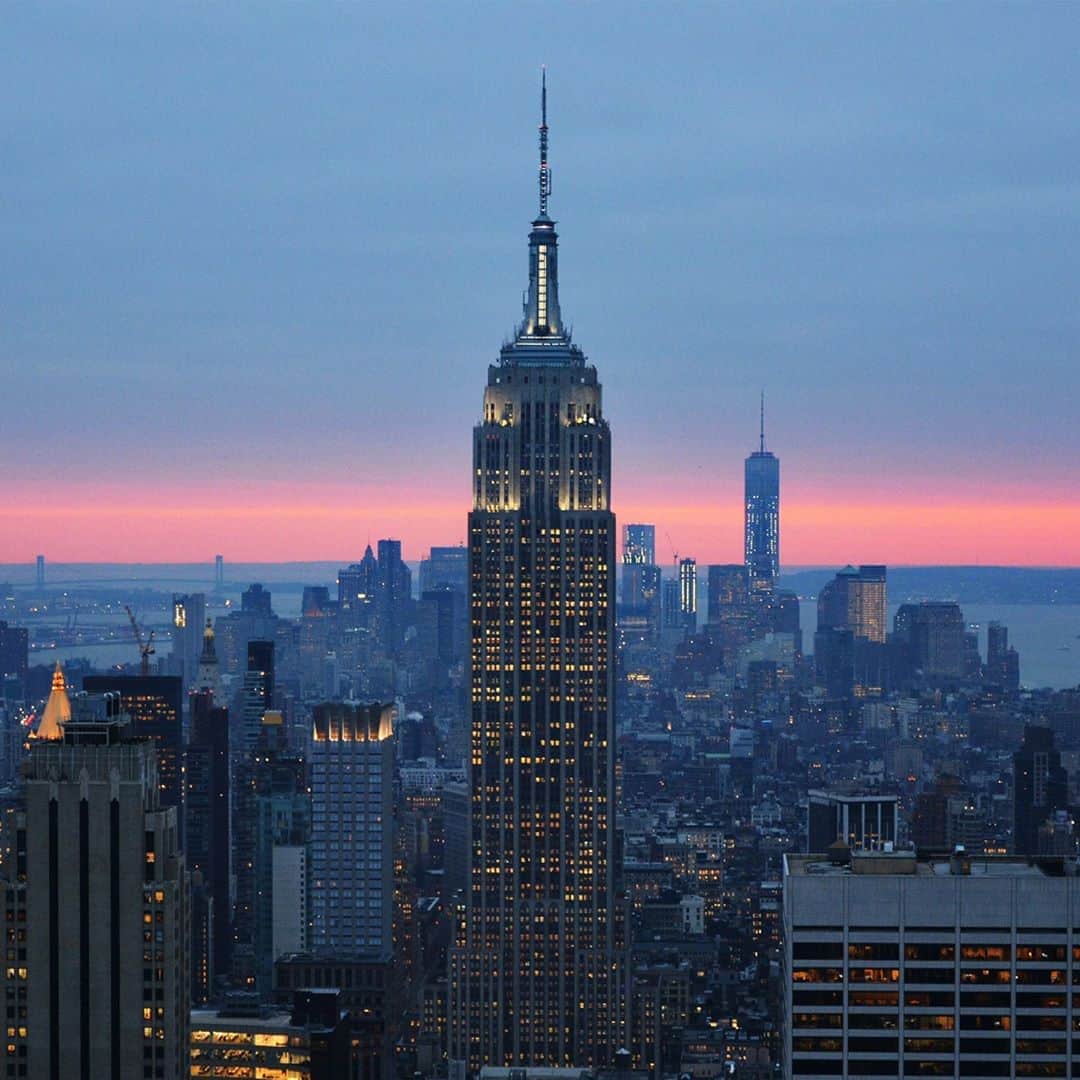 デビッドヤーマンのインスタグラム：「Every 2 minutes, a woman in the U.S. is diagnosed with breast cancer.  Today, New York City landmarks go pink in honor of breast cancer awareness month. David Yurman has proudly partnered with @BCRFCure for twelve years, dedicating pink jewelry designs in support of the organization each year. #DavidYurman #linkinbio」