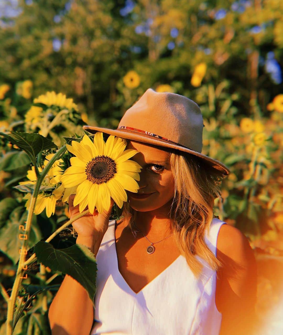 カーステン・ムーア＝タワーズのインスタグラム：「turn your face towards the sun and the shadows fall behind you ☀️🌻」