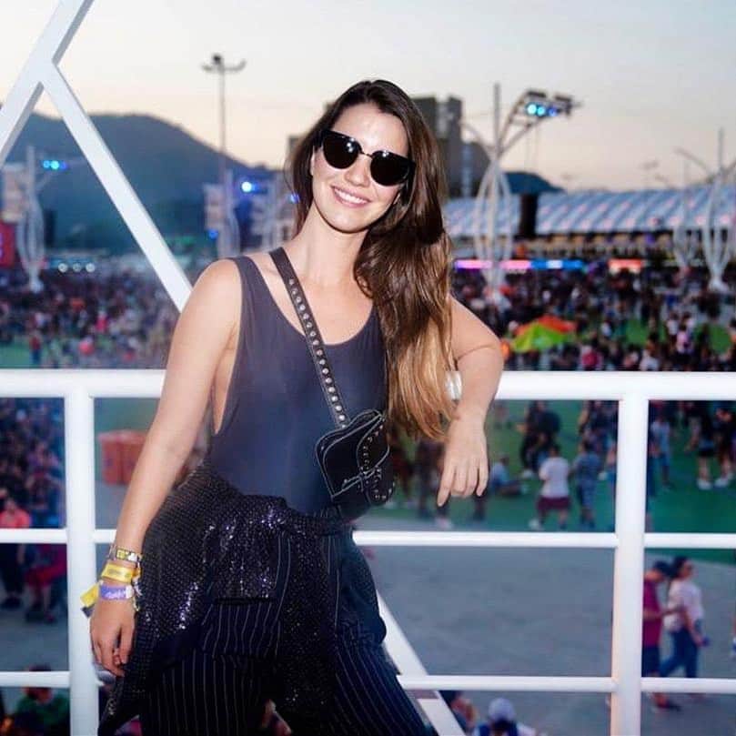 ナタリア・ディルのインスタグラム：「Dia internacional da música e um #TBT pra ver se mata um pouquinho da vontade de ir pra um show! 🤘#DiadaMúsica #RockInRio #SaudadesdeUmShow」