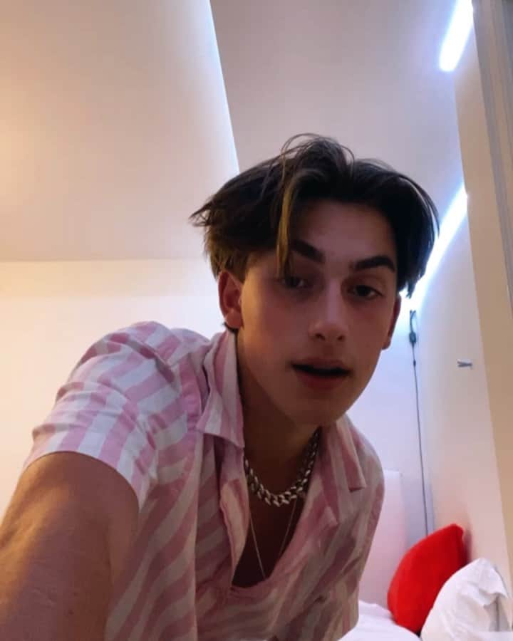 ジョニー・オーランドのインスタグラム：「make a tiktok to ewy ! i’m watching :))」
