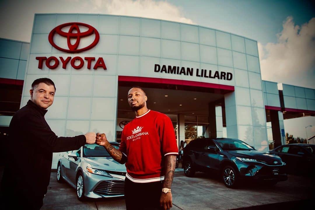 デイミアン・リラードのインスタグラム：「Excited to announce the opening of @damianlillardtoyota in McMinnville, OR. I'm launching this dealership in partnership with Brian Sanders and his family. They are PNW natives, and I consider B a personal friend. We're looking forward serving you and your family's automotive needs!」