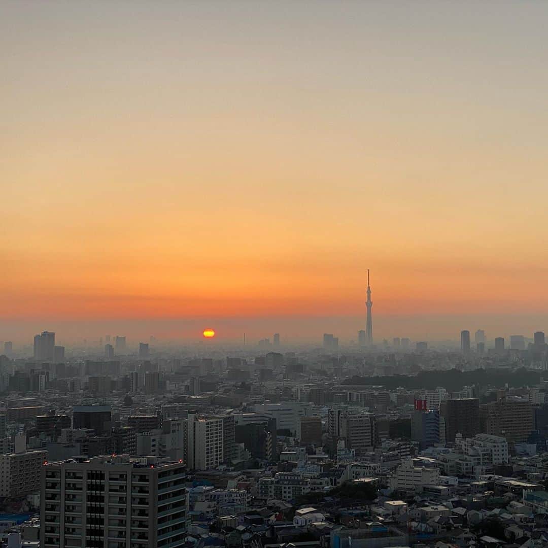 佐藤弘道さんのインスタグラム写真 - (佐藤弘道Instagram)「おはよう〜(^^) 太陽が昇って来たぁ〜！ 今日も頑張ろうねぇ〜！  #おはよう #日の出 #今日も頑張ろう」10月2日 6時26分 - satouhiromichi023