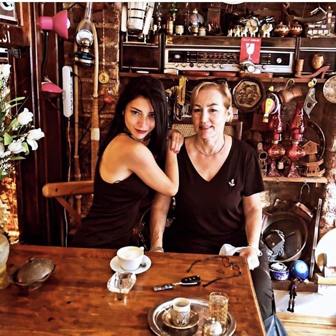 Merve Boluğurのインスタグラム：「🙃」