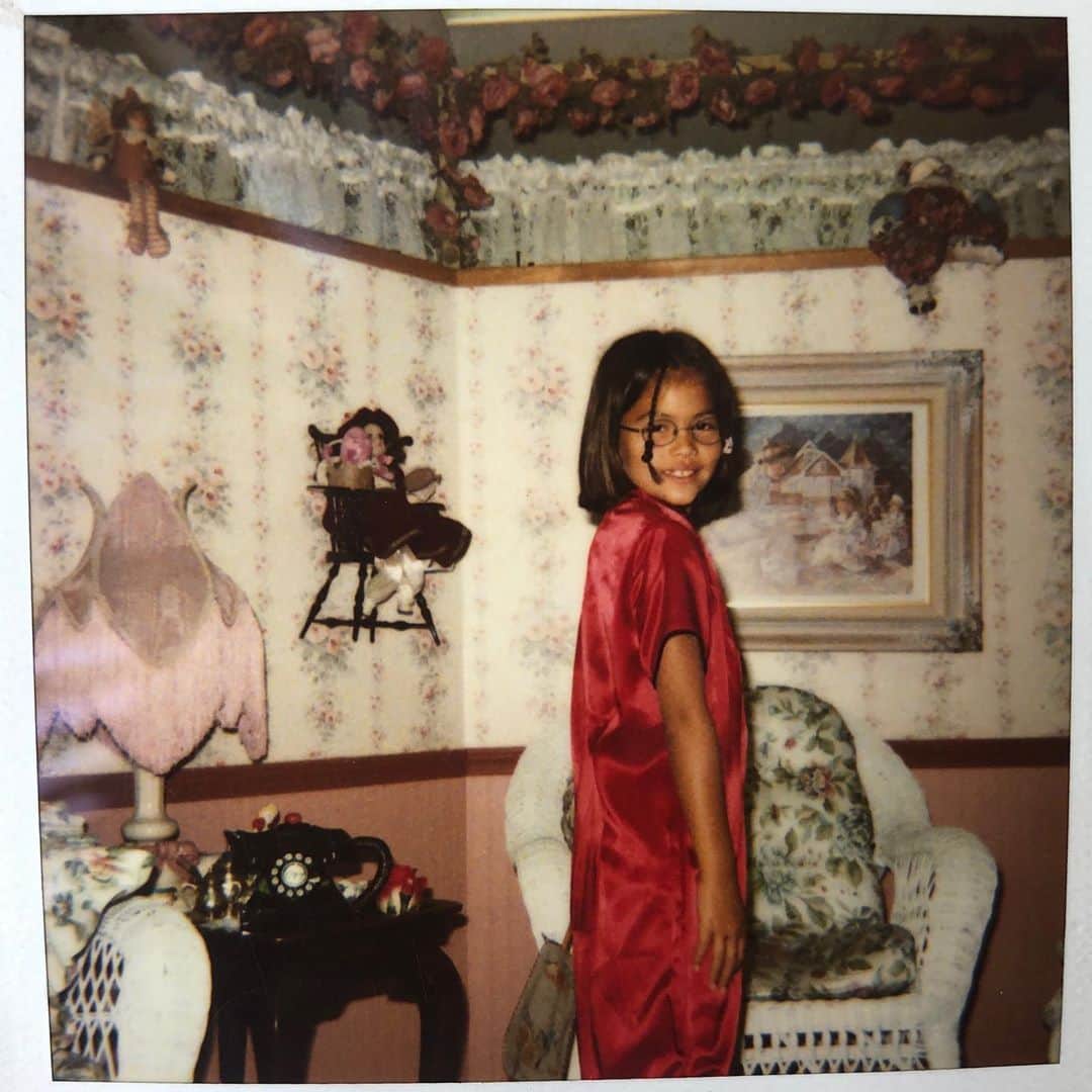 のインスタグラム：「Always trying to find our way 🧸🎀 #tbt」