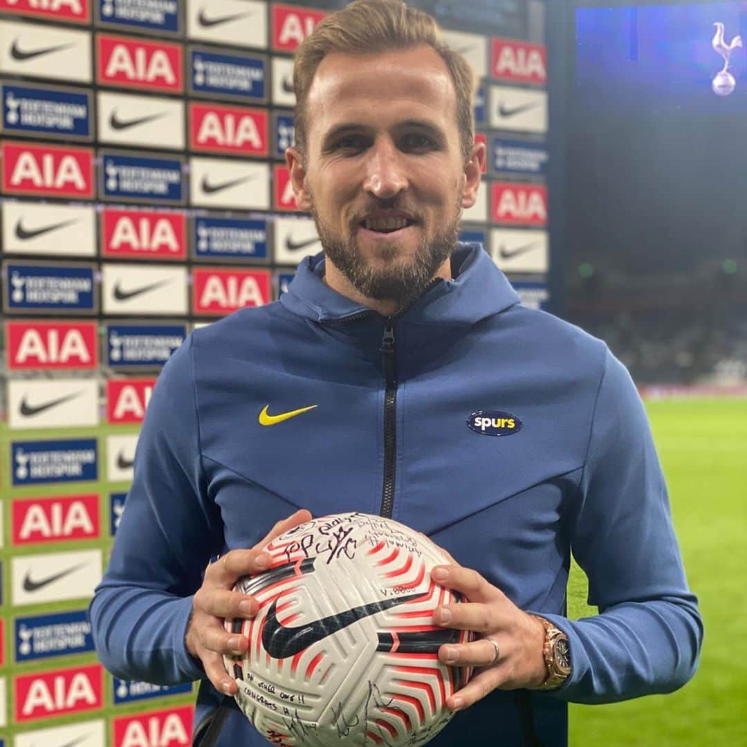 ハリー・ケインのインスタグラム：「Happy taking this home to add to the collection ⚽️」