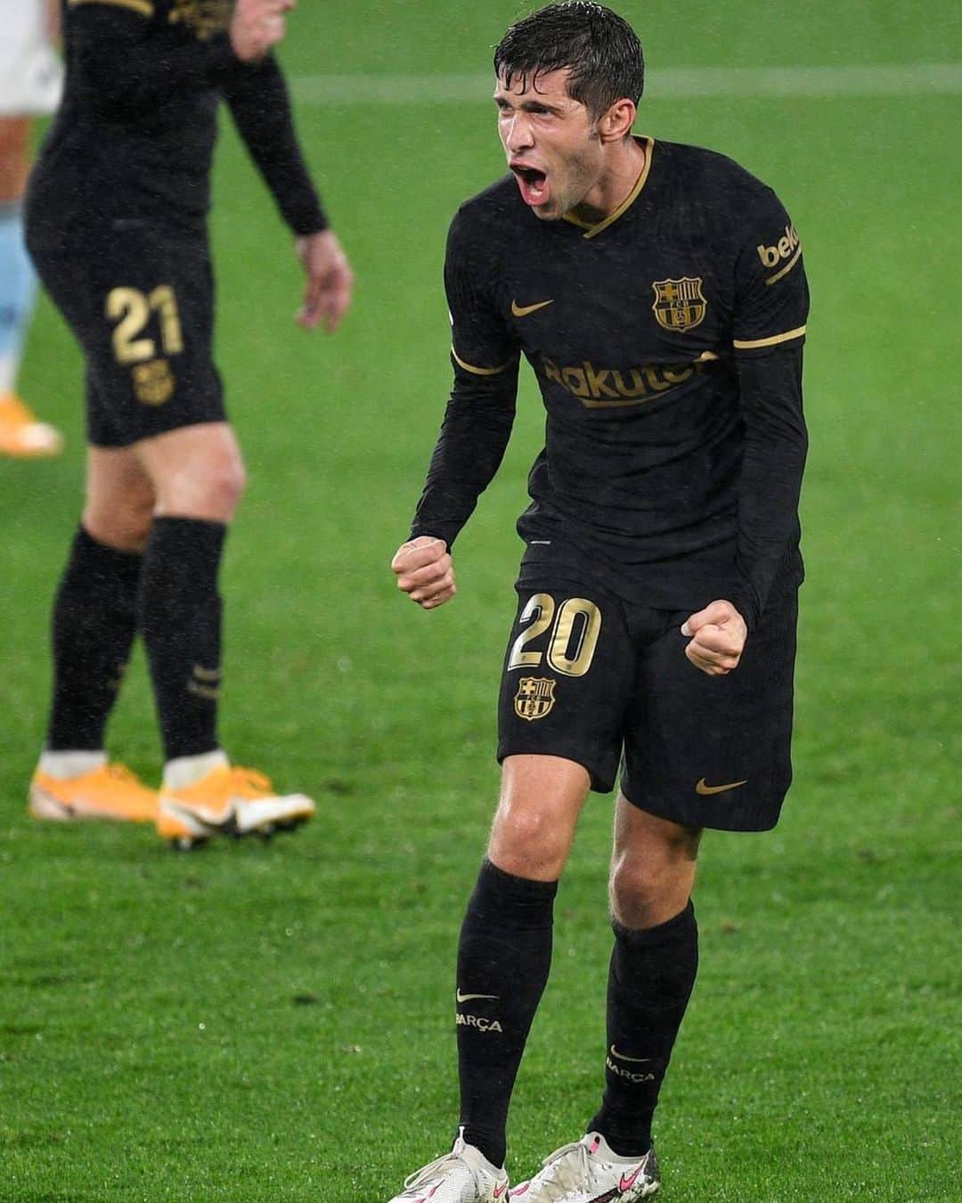 セルジ・ロベルトのインスタグラム：「Great team effort 💪🏽  Happy to help the team with a goal ⚽️ Força Barça!! ❤️💙」