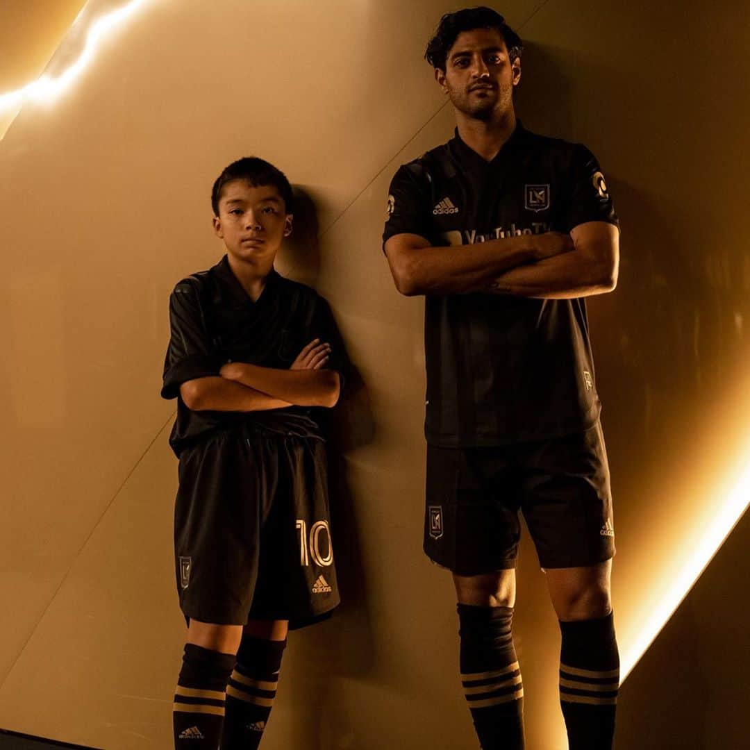 カルロス・ベラさんのインスタグラム写真 - (カルロス・ベラInstagram)「En el fútbol, nunca estás solo. Les comparto un poco de lo que se vivió detrás de cámaras grabando el Episodio 1 de `Ganar En Equipo´, una nueva mini serie de @easportsfifa . Proximamente #FIFA21 ⚽🎮」10月2日 6時53分 - carlosv11_