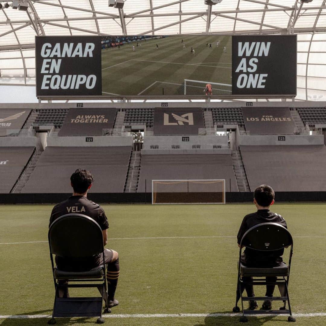 カルロス・ベラのインスタグラム：「En el fútbol, nunca estás solo. Les comparto un poco de lo que se vivió detrás de cámaras grabando el Episodio 1 de `Ganar En Equipo´, una nueva mini serie de @easportsfifa . Proximamente #FIFA21 ⚽🎮」