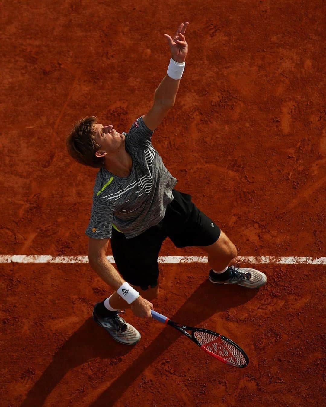 ケビン・アンダーソンさんのインスタグラム写真 - (ケビン・アンダーソンInstagram)「Tough battle today but happy to be in the 3rd round. Let’s keep it going 💪 @rolandgarros」10月2日 6時54分 - kandersonatp