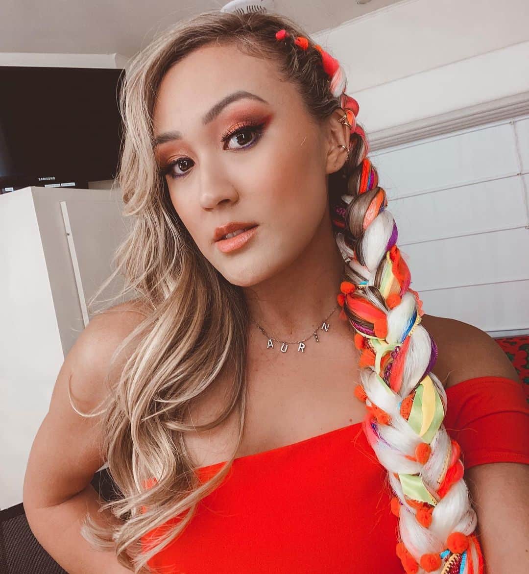 のインスタグラム：「it’s this or sweatpants, haven’t really figured out my in between look 💛🧡❤️💗」