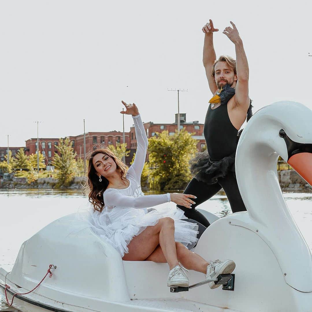のインスタグラム：「We only found it right as we finish our first competition of the season to share some “Swan-tent” with you all.  #swans #swanlake #atwater #canallachine #paddelboat #mamaswan #hawayekbaker #kaitlinhawayek #jeanlucbaker #noicenoproblem #galaforthepeople」
