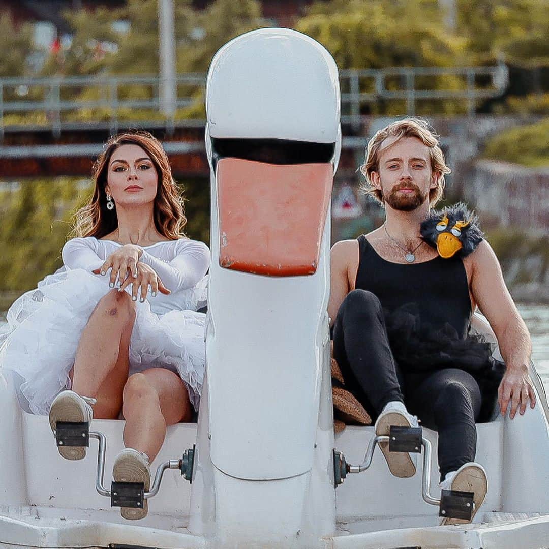 ケイトリン・ホワイエクのインスタグラム：「The ISP Challenge is all done, and while this virtual competition might not have a gala, fear not... we still can grace your feeds with some swan content 🦢🦢🦢. . . 📷 @rosalieanne_photographe @rosalie.anne.lb #hawayekbaker #swanlake #swanboat #figureskating #icedance」
