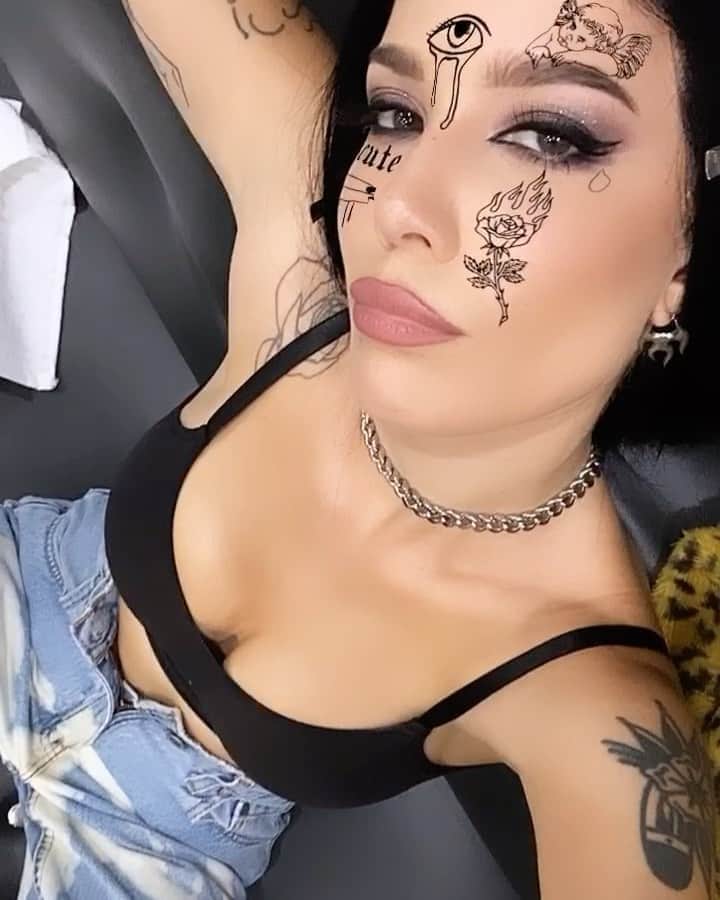 Halseyのインスタグラム：「it’s 2 hot 😡😡😡😡」