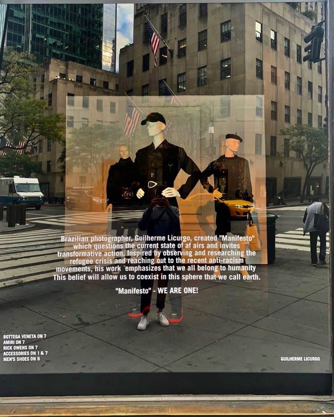 のインスタグラム：「All of a sudden... this is being installed right now!  @saks invited me to occupy the windows on Fifth Avenue with a very representative project for me! "MANIFESTO" was created in 2018 - pre-election period in Brazil - taking as a starting point the general feeling of a lack of dialogue between citizens and the government.  This work also relates to the immense refugee crisis we are facing (all the works presented were done with immigrants and refugees, who live in Brazil) and all the extremely important Anti-Racism movements that we've been following recently.  "MANIFESTO" is about inclusion!  I am very proud and trilled to see this work occupying these important windows in this delicate moment.  ———————————————————————— A @saks me convidou para ocupar suas tão famosas vitrines, na Quinta Avenida, com um projeto muito representativo para mim!  “MANIFESTO” foi criado em 2018, período pré-eleitoral no Brasil, partindo do sentimento geral de falta de diálogo entre os cidadãos e o governo. Este trabalho se relaciona também com a imensa crise de refugiados que se desenrola ao redor do mundo (todos os trabalhos apresentados foram feitos com imigrantes e refugiados, que vivem no Brasil) e os movimentos Anti-Racismo, que felizmente estão sendo discutidos agora.   "MANIFESTO" é sobre inclusão!   Estou extremamente orgulhoso e feliz por ter este trabalho ocupando essas importantes vitrines, num momento tão pertinente.   Thank you very much @raylindsuarez and @saks for this opportunity! #manifesto #weareone 🙏🏽✊🏽🖤」