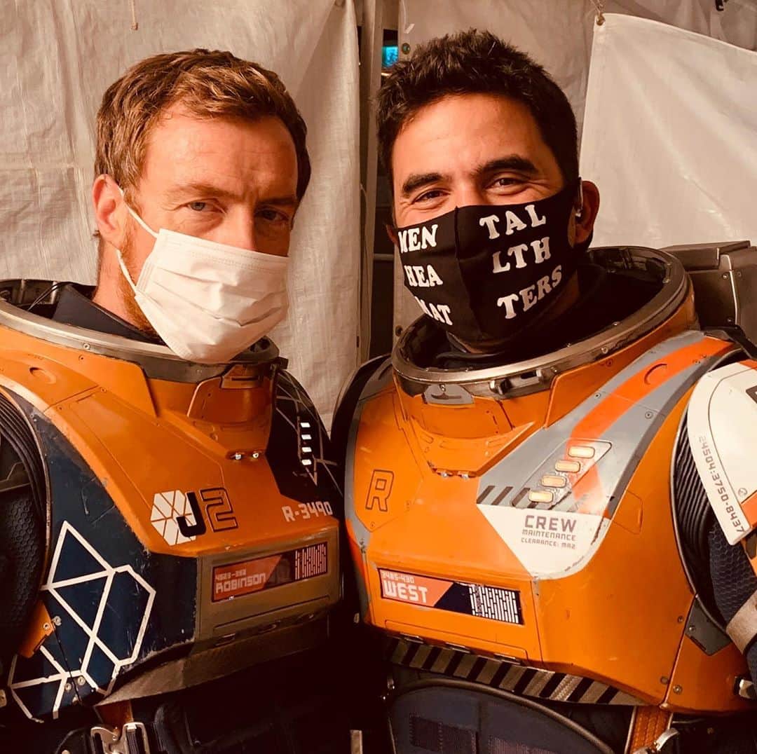 イグナシオ・セルキオのインスタグラム：「We also wear our masks in space. Stay safe and protect others. . . . . .  También usamos máscaras en el espacio. Cuídense y cuiden a los demás.  . . . . . #lostinspace #wearamask」