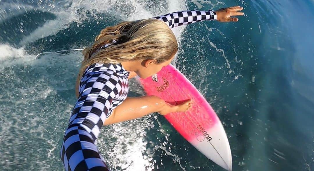 フェリシティー・パルマティアーのインスタグラム：「Swooshhhh @mayhemsurfboards_mattbiolos @lostsurfboards  @abysseofficial shot on @gopro」