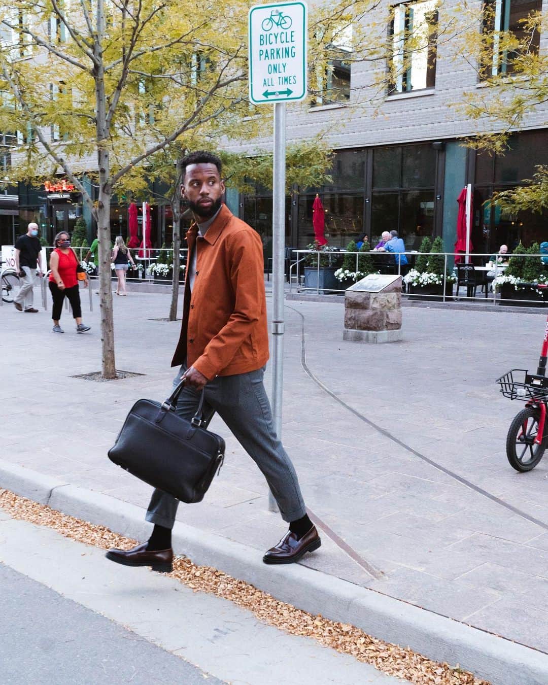 ケリーン・アコスタのインスタグラム：「🚶🏿‍♂️」