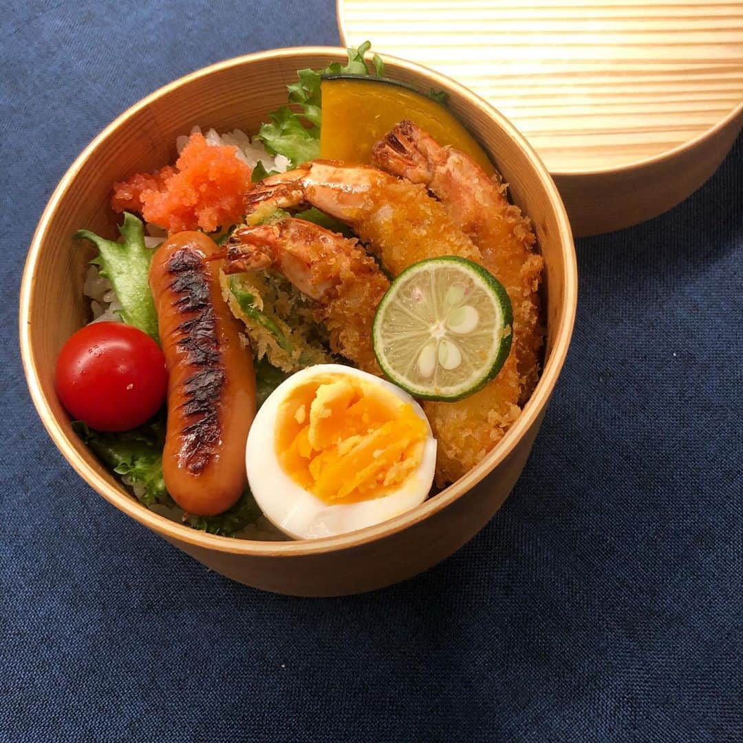 のインスタグラム：「・ おはようございます！ 今日はエビフライ弁当。ソーセージ焦げてる😪  昨日は中秋の名月、凄く近くて綺麗な満月でした🌝 昨日はみんな空を見あげていたなんて、ロマンチック で満月のパワーを感じる！ さ！今日も頑張りましょう♡」