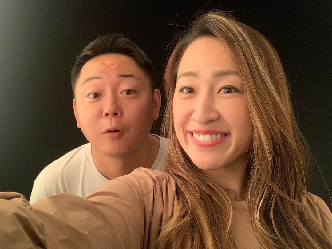 菊池沙都のインスタグラム：「結婚式一年記念日は 思い出のホテルで🥂❤️ @conrad_tokyo  * みなさんいつも私たち夫婦をいつも暖かく見守ってくださり感謝です🥺👏✨ 今後ともよろしくお願いします🙇‍♀️✨ * #いつもありがとう #これからもよろしくね #速攻で酔っ払ってごめんね #写真撮影の部屋楽しかったね #結婚式1周年#conradtokyo #firstweddinganniversary」
