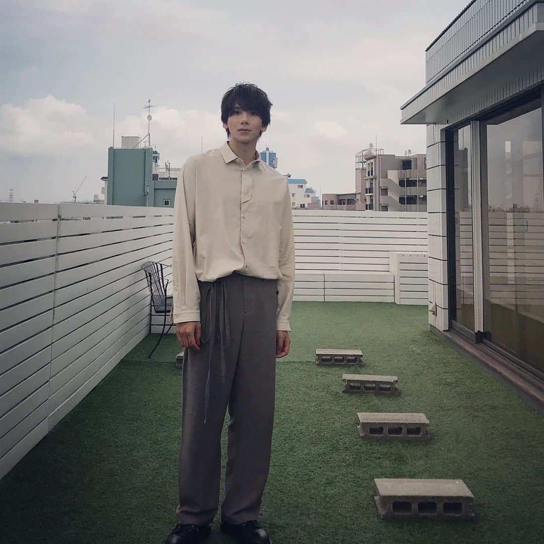 松田岳のインスタグラム：「October 🌙  good morning  おはようございます☺️ 10月に入りました。 過ごしやすい気温になりましたが 季節の変わり目ですので皆さまお風邪など ひかれませんように。 衣替えはまだしていない、、、  今月もよろしくお願いします🤲  #10月#october #神無月#松田岳  #thereracs #tokyo #actor #fashion #mensfashion #followｍe」