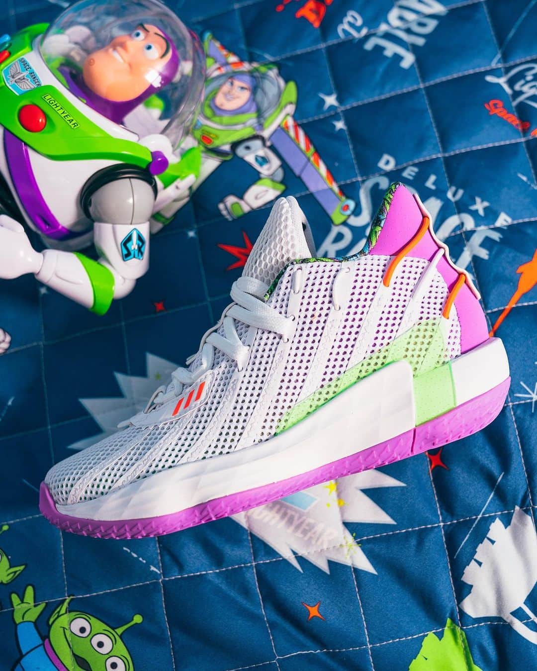 デイミアン・リラードのインスタグラム：「🚀🛸👨‍🚀 To infinity...and beyond! The Buzz Lightyear colorway of my #Dame7 just dropped in kids sizes. Hit the link in my bio to pick up a pair for your kids. @toystory @adidas @pixar」