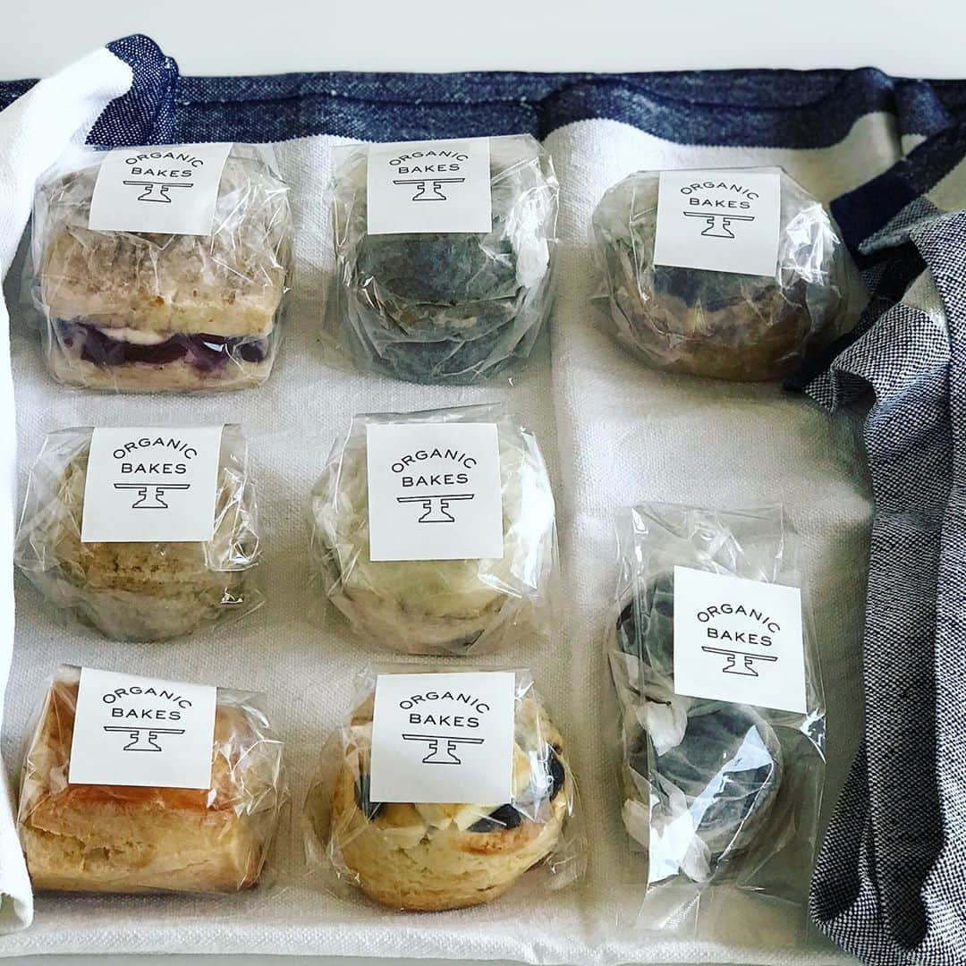 福田里香さんのインスタグラム写真 - (福田里香Instagram)「先日届いたスコーンたち。ORGANIC BAKES @organic.bakes   断続的にネット通販のお知らせを 挙げていらっしゃるので 去る9月のことですが、秒を争い☝︎☝︎☝︎ お取り寄せしました。やったね。  届いた📦がずっしり重かったのが印象的。 しっかりした旨味を感じる味わい。 お茶やコーヒーがすすみます。  チョコレートクッキーがついているも グッと心を掴まれました。うれしい。  #organicbakes」10月2日 7時43分 - riccafukuda