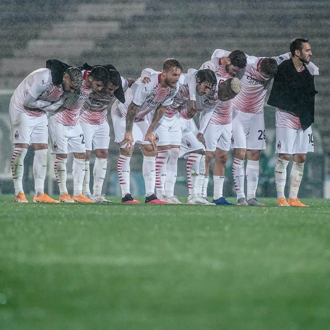 ACミランさんのインスタグラム写真 - (ACミランInstagram)「We’re through 💪🏻 But how's your heart rate? ❤️🖤 #RioAveMilan #SempreMilan #UEL」10月2日 7時35分 - acmilan