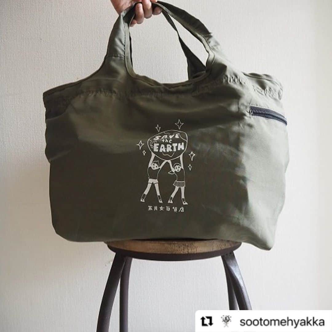 五月女ケイ子のインスタグラム：「#Repost @sootomehyakka with @make_repost ・・・ 「エコはじめましたレジカゴバッグ」明日10/1正午より再販いたします。今回はカーキも制作しました。皆さまのご来店をお待ちしております。ご購入はプロフィールのリンクから。 #keikosootome #五月女ケイ子 #五月女百貨店　#エコバッグ」