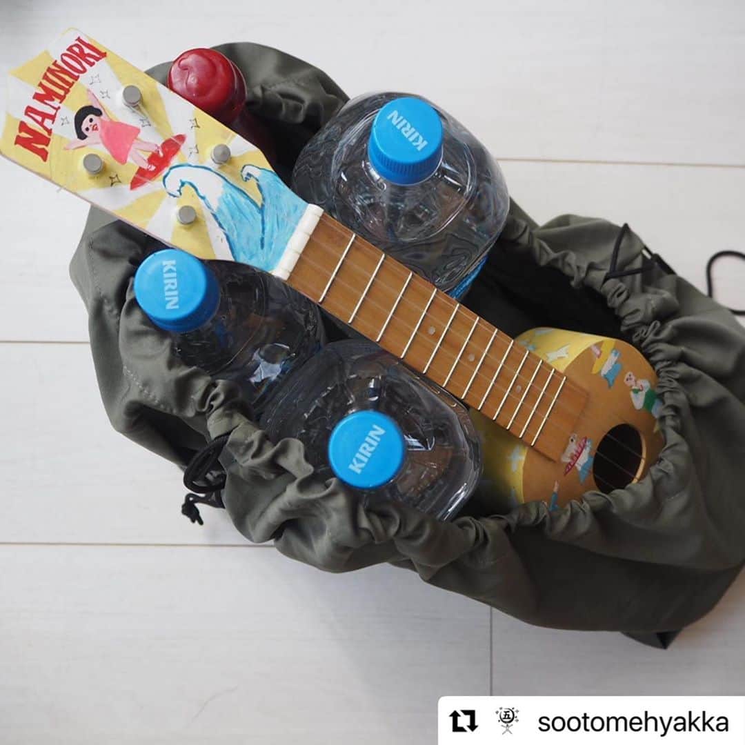 五月女ケイ子のインスタグラム：「#Repost @sootomehyakka with @make_repost ・・・ 「エコはじめましたレジカゴバッグ」再販開始しました。ネイビーとカーキの2色。ウクレレも入ります。ご購入はプロフィールのリンクから。ご来店をお待ちしております。 #五月女ケイ子　#keikosootome #五月女百貨店　#エコバッグ」