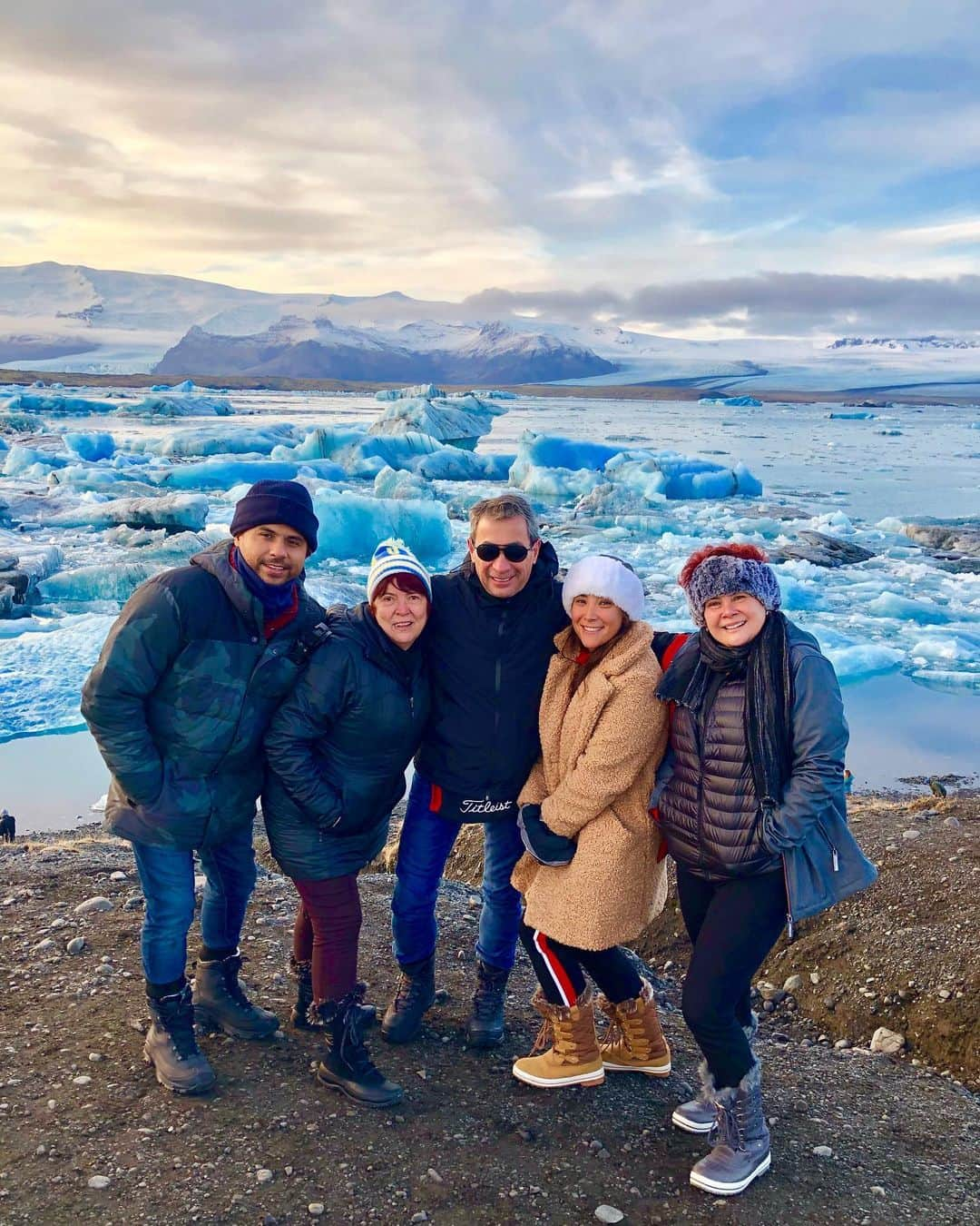 マリアホ・ウリベさんのインスタグラム写真 - (マリアホ・ウリベInstagram)「#TBT miss visiting amazing places with my favorite people ❤️ extraño estos lugares con mis favoritos ❄️ #wanderlust #travelphotography #iceland」10月2日 7時46分 - mariajogolf