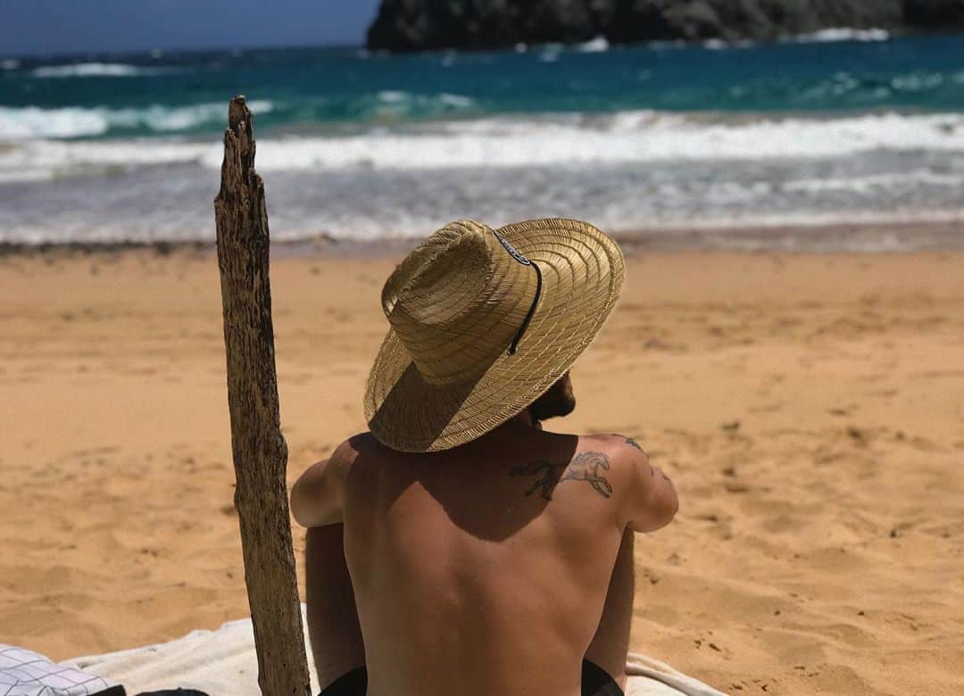 Chay Suedeのインスタグラム：「#tbt  Noronha, 2018  foto de @neivalaura」