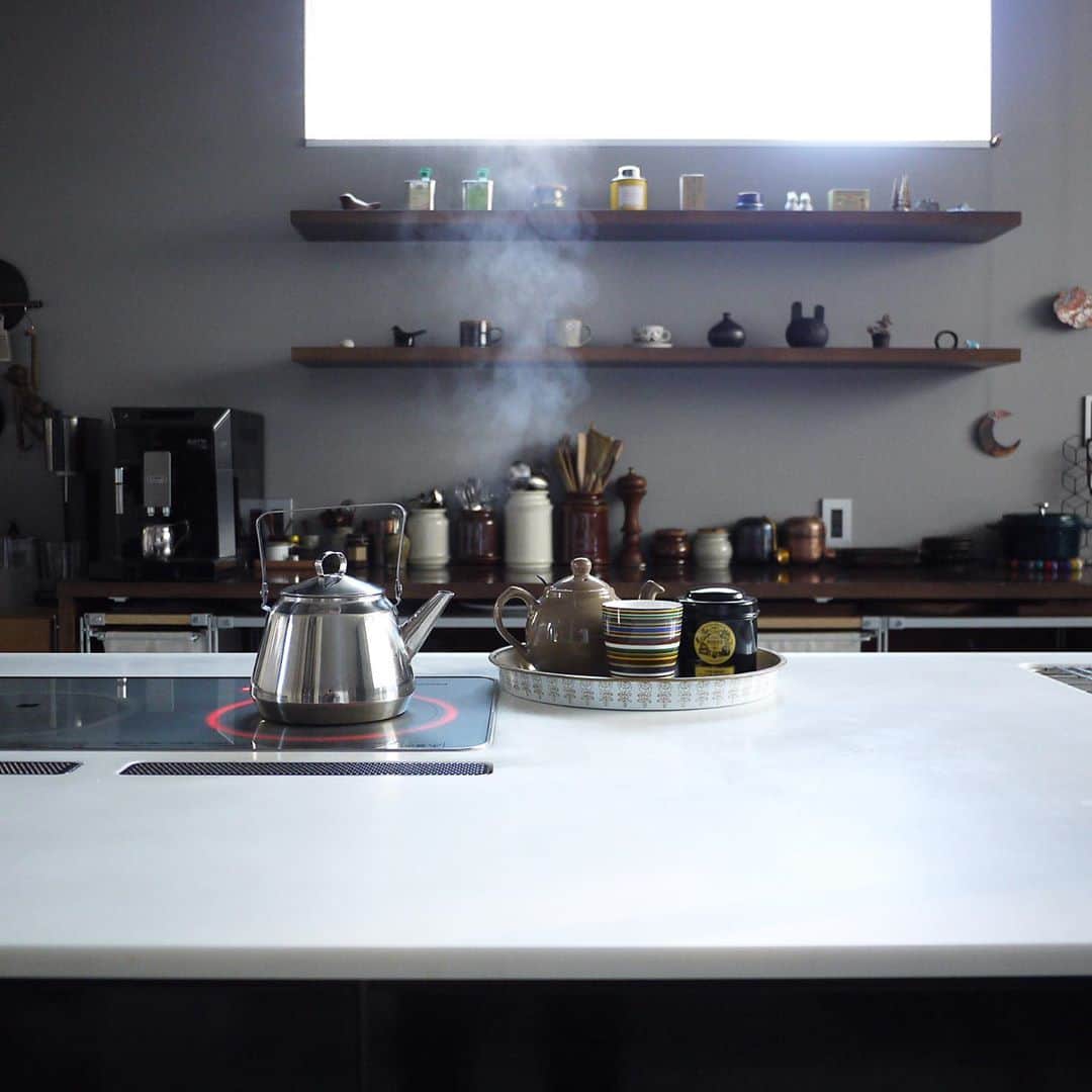 のインスタグラム：「Good morning. おはようございます。 我が家の玄関を開けたらすぐ目の前が登校班の集合場所になっています。 大体時間通りに集合できてますが、時々は娘が最後になってしまうことがあります。そんな時に、玄関ドアを開けると登校班のメンバーが皆揃って我が家の玄関ドアが開くのを今か今かと心待ちにしていたかのように大注目している姿に少し圧力を感じざるをえません。何でも早めの行動が大事とな。 今日も元気に☺︎ ........................................ #chiikitchen #kitchen  #myhome  #marimekko  #scope_japan #londonpottery  #mariagefreres」