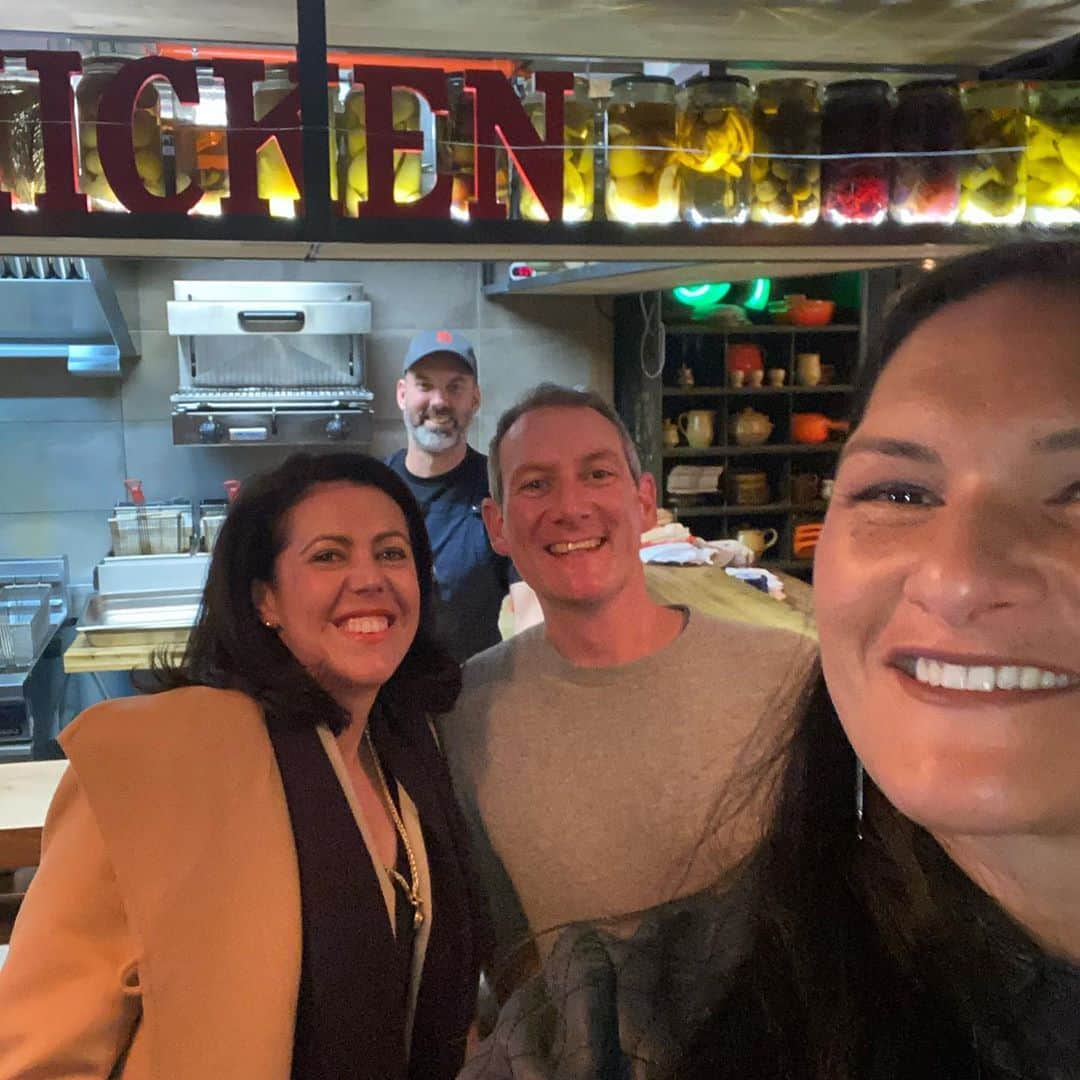 バレリー・アダムスさんのインスタグラム写真 - (バレリー・アダムスInstagram)「Awesome to be part of Visa Wellington on a Plate 2020 launch at Hot for Chicken last night 🍽🍗  Lots happening and a great way for Kiwis to get out and celebrate Wellington’s hospitality legends 🤗  P.S if your a fan of spicy chicken, just ask @martypkerr all about it. 😉  @visa_nz @wellyonaplate #visaambassador #wellyonaplate #ad」10月2日 7時50分 - valerieadams84