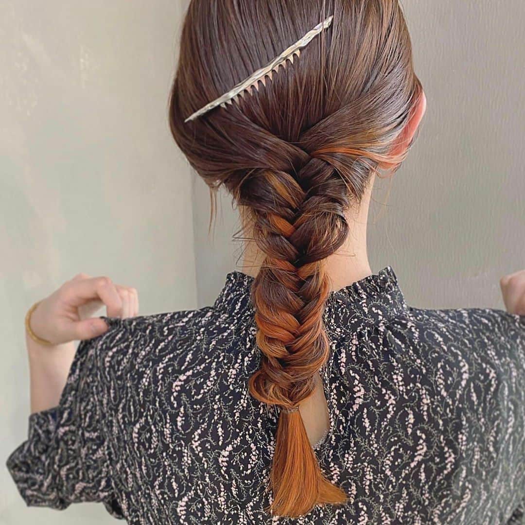 のインスタグラム：「.⁣ インナーカラー×フィッシュボーンで、ワンランク上のヘアアレンジに！⁣ .⁣ そのままでも可愛いフィッシュボーンですが、インナーカラーやハイライトを入れた髪ならさらに可愛くなる予感♡定番のヘアアレンジをワンランクUPさせたい方や、インナーカラーを活かしたアレンジをしたい方ににオススメです！⁣ .⁣ MERYでは他にも「かわいい」に近づくさまざまな情報を発信しています。⁣ @mery.beauty コスメ・美容に特化した情報をお届け♡⁣ @mery_spot 話題のカフェやお出かけスポットをご紹介！⁣ @_meryshop_  MERYセレクトの可愛いアイテムがたくさん⁣ こちらもぜひチェックしてみてください！⁣ .⁣ .⁣ photo by @creamy_cn⁣ .⁣ #MERY #regram #instagram #fishbone #instahair #hair #hairstyle #hairarrange #haircolor #innercolor #highlight #머리스타그램 #フィッシュボーン #インナーカラー #ハイライト #ヘアアレンジ #ヘアカラー #カラー #ヘアセット #編み込みアレンジ #美容室 #美容院 #ヘア #ヘアスタイル #お洒落 #お洒落さんと繋がりたい #MERY女子 #メリー」
