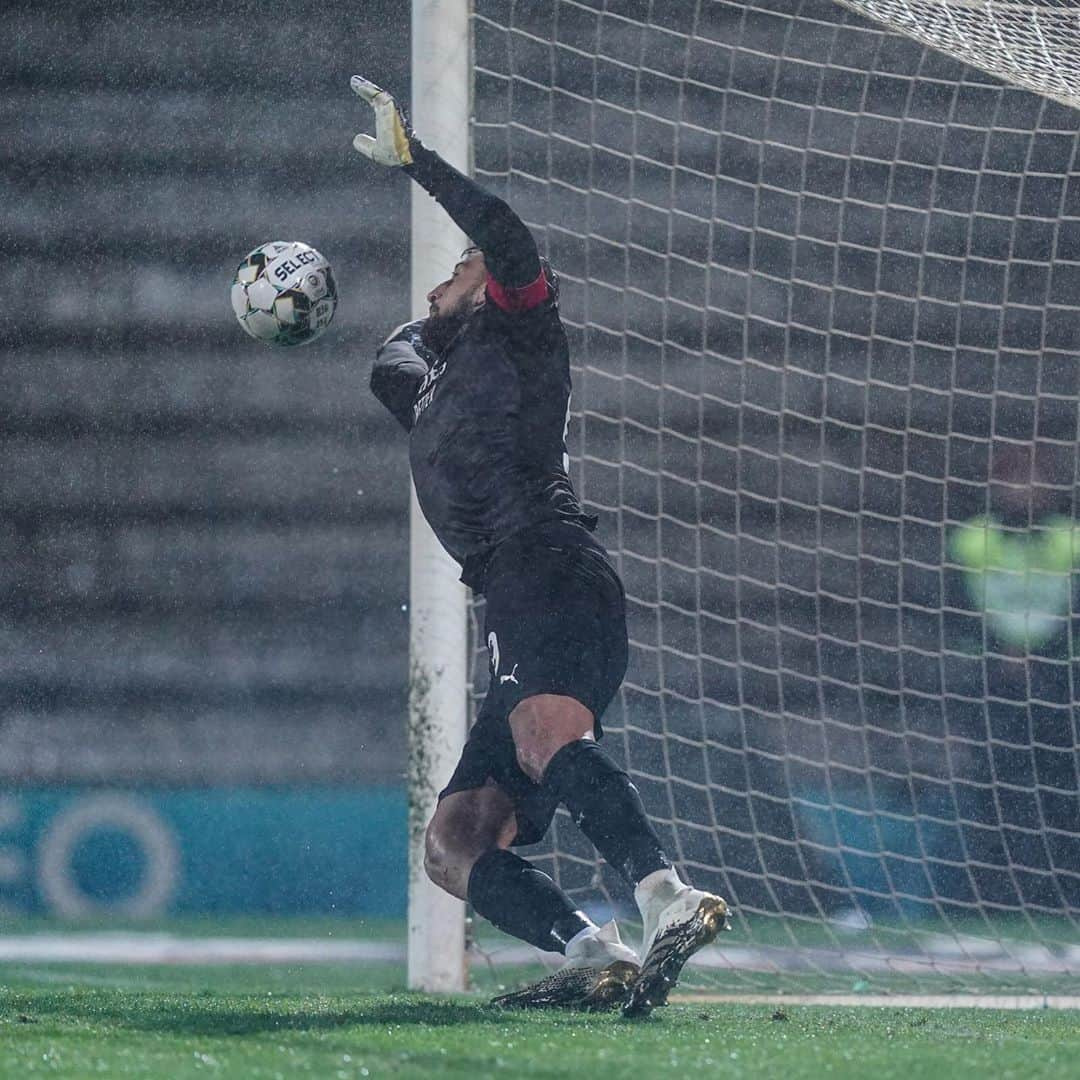 ACミランさんのインスタグラム写真 - (ACミランInstagram)「Shot stopper 🧤 Match winner 🔝 #RioAveMilan #SempreMilan #UEL」10月2日 7時57分 - acmilan