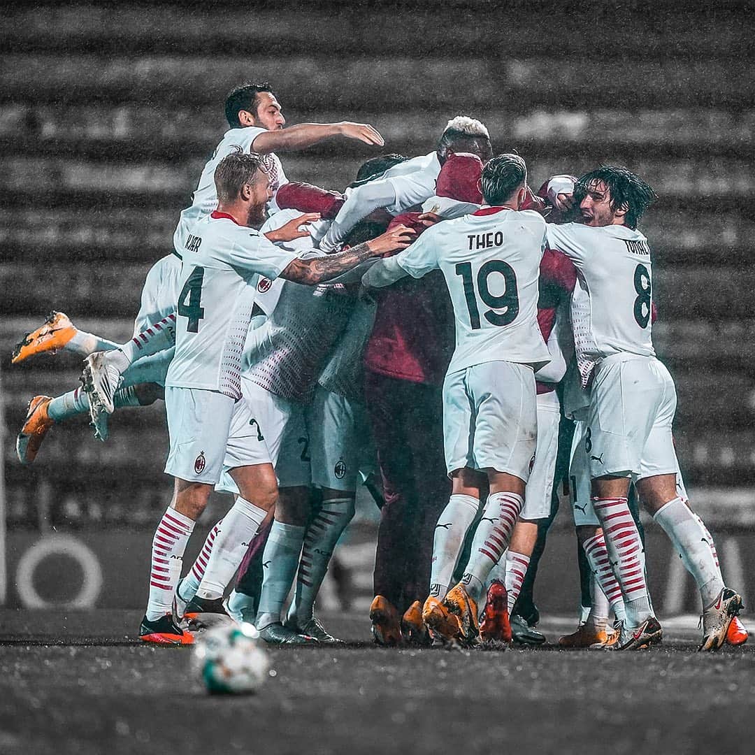 ハカン・チャルハノールのインスタグラム：「Futbol, bazen kalbimi test ediyorsun ama seni zaten bu yüzden seviyorum ❤️🖤  Calcio, mi fai impazzire a volte ma è per questo che ti amo ❤️🖤  Football, you test my heart sometimes but thats why I love you ❤️🖤」