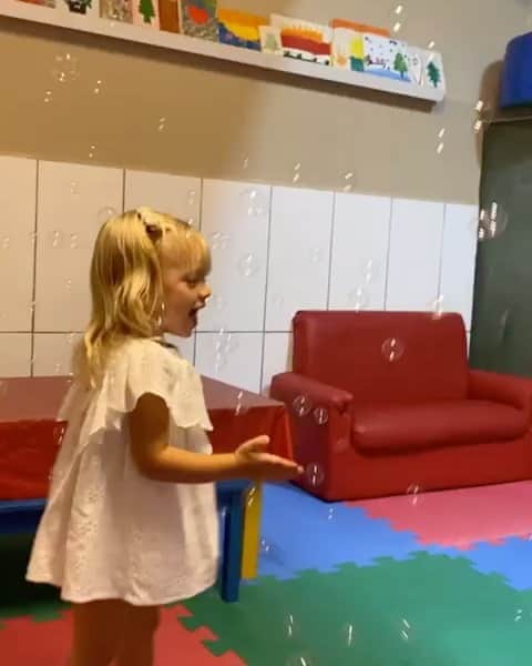 Eliana Michaelichin Bezerraのインスタグラム：「Hoje enquanto a mamãe e papai estavam trabalhando a vovó levou Manu na aula de música. E o meu coração ficou como qdo eu recebi este vídeo?! 🥰Cheio de amor e gratidão. Minha família é o meu bem maior. Obrigada meu Deus!! #maedemenino #maedemenina #familia #amorincondicional #mamaefeliz #papaifeliz #mariapassanafrente #obrigadadeus #manuelamrseminstagram」