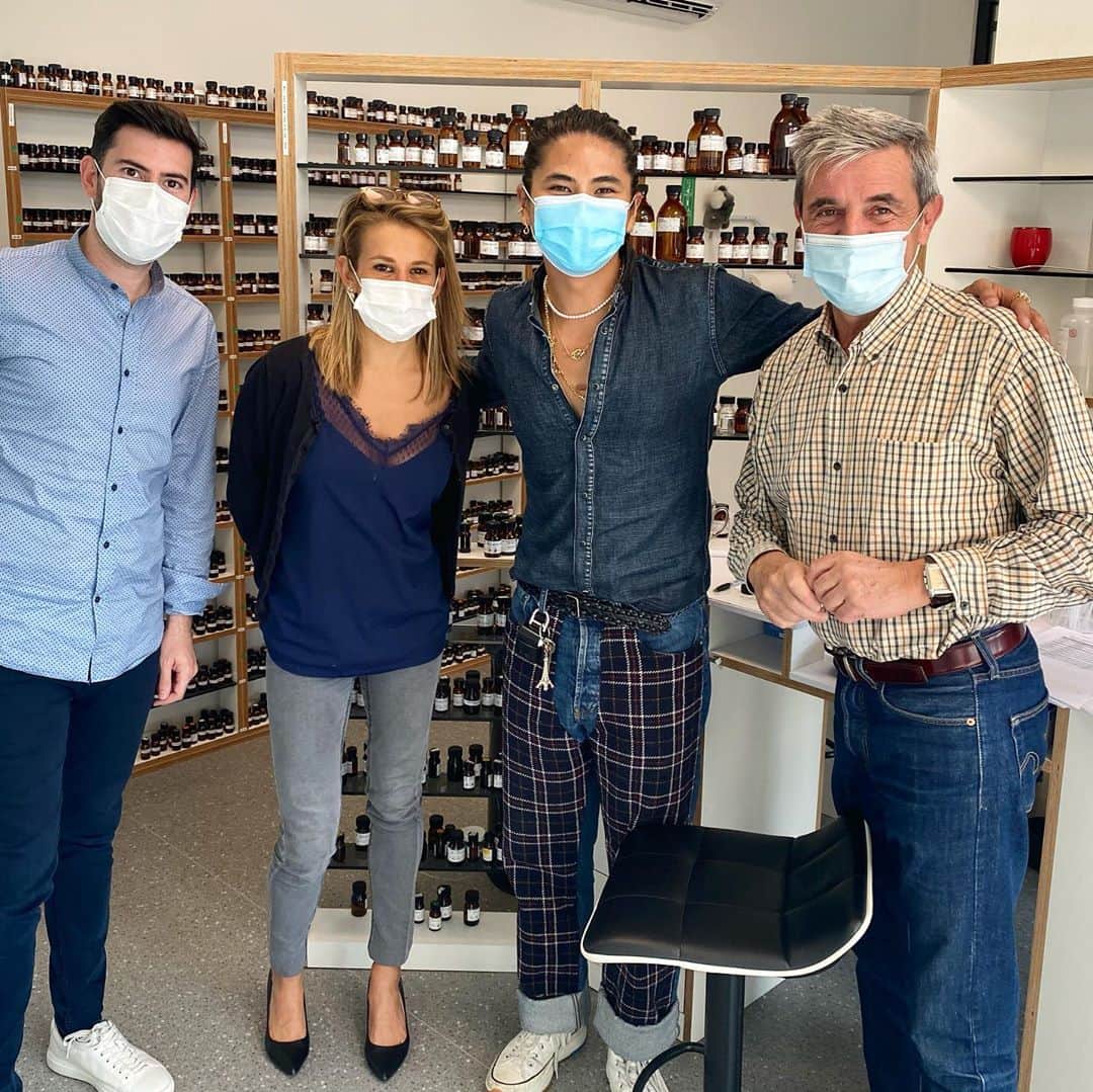 稲木ジョージさんのインスタグラム写真 - (稲木ジョージInstagram)「Came to Grasse for a day trip to develop my @milamorejewelry Kintsugi candles 🕯 Super happy that my candles are completely sold out world wide🤯💕 MILAMORE’s signature scent, Sampaguita is the national flower of the Philippines and it’s so difficult to develop but we’re almost there! Hopefully we can deliver to my clients before holiday 🎄🥳 Packaging and scent will be updated 💕 フレグランスの聖地、南仏はグラースへ日帰り出張に行って参りました。 数々の有名フレグランスがこの地で作られていて、自分が開発したミラモアキャンドルもここで作られていくなんて感激🥺🥺全世界でキャンドルが完売してしまったため、ホリデーシーズン前にお届けできたらなと、、、 ミラモアのシグネチャー香り、「サンパギタ」は生まれ故郷であるフィリピンの国花で、これを開発するのに時間がかかった🥵🥵 パッケージも香りもアップデートされるのでお楽しみにー🎉 人間は、なんだかんだ原点に戻るのだなーと、サンプルを嗅ぎながら実感した出張でした🙂」10月2日 13時39分 - georgerootnyc