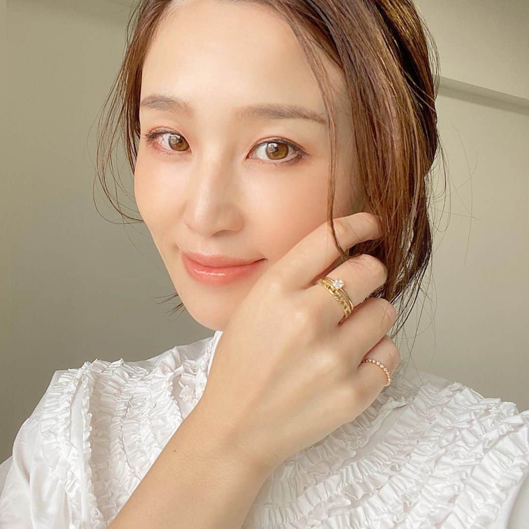 のインスタグラム：「#rings 💍  重ね付け用にオーダーしていた　@moissanite.brillar #指輪 が届きました💕 #ダイヤモンド 💎のような輝きで、重ね付けすると一気に華やかになります☺️ ボリュームあるリングも好きですが、華奢なリングも好き✨ ． ． #指輪重ね付け #リング #ティファニーリング #ティファニー#tiffany #アクセサリー #accessory」