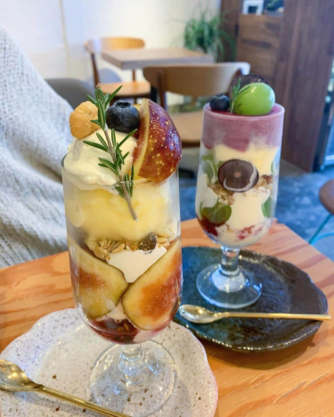 ayacasuさんのインスタグラム写真 - (ayacasuInstagram)「* * * いちじくパフェ × ぶどうパフェ あなたはどっち派？😋🍨🍹 * パンナコッタやグラノーラやジェラートで 何層にもなってて美味しすぎるから もう一個いきそうなった🤭🤭🤭笑 またママといこー❣️ *  📷: arica * * #cafe#カフェ#カフェ巡り#パフェ#cafestagram#カフェスタグラム#豊中カフェ#庄内カフェ#プリン#noahsark#いちじくパフェ#ぶどうパフェ#マスカット#イチジク#スイーツテロ#ぱふぇ#parfait#パフェ#妊娠9ヶ月#11月出産予定#チートデイ#ぷんにーらいふ#ぷんにー#初マタ#マタニティ#秋コーデ#マタママ#プレママ#matanity#プリン即完売」10月2日 8時12分 - ayk0723