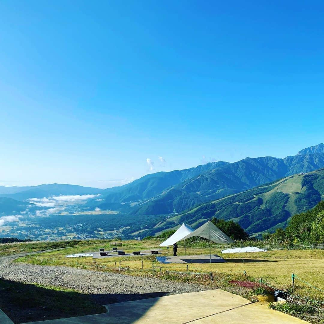 ISEKIさんのインスタグラム写真 - (ISEKIInstagram)「おはよう☀ 素晴らしい景色です🏔  #HAKUBA #ヤッホー #FESTIVAL #アルペンアウトドアーズ  #待ってるぜ」10月2日 8時14分 - iseki_official