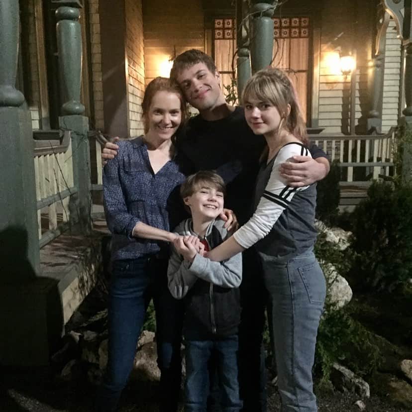 ダービー・スタンチフィールドのインスタグラム：「Best fans!  @lockeandkeynetflix has been nominated for a @peopleschoice Award for Best Sci-Fi/Fantasy show! Big time THANK YOU #lockeandkey fans for the LOVE.❤️💥🗝」