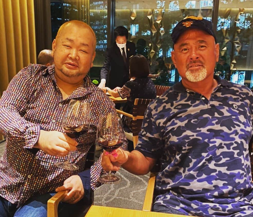 ハチミツ二郎さんのインスタグラム写真 - (ハチミツ二郎Instagram)「武藤さんとワイン。 武藤さんはいつも赤ワイン。  #武藤敬司」10月2日 8時19分 - jirohachimitsu