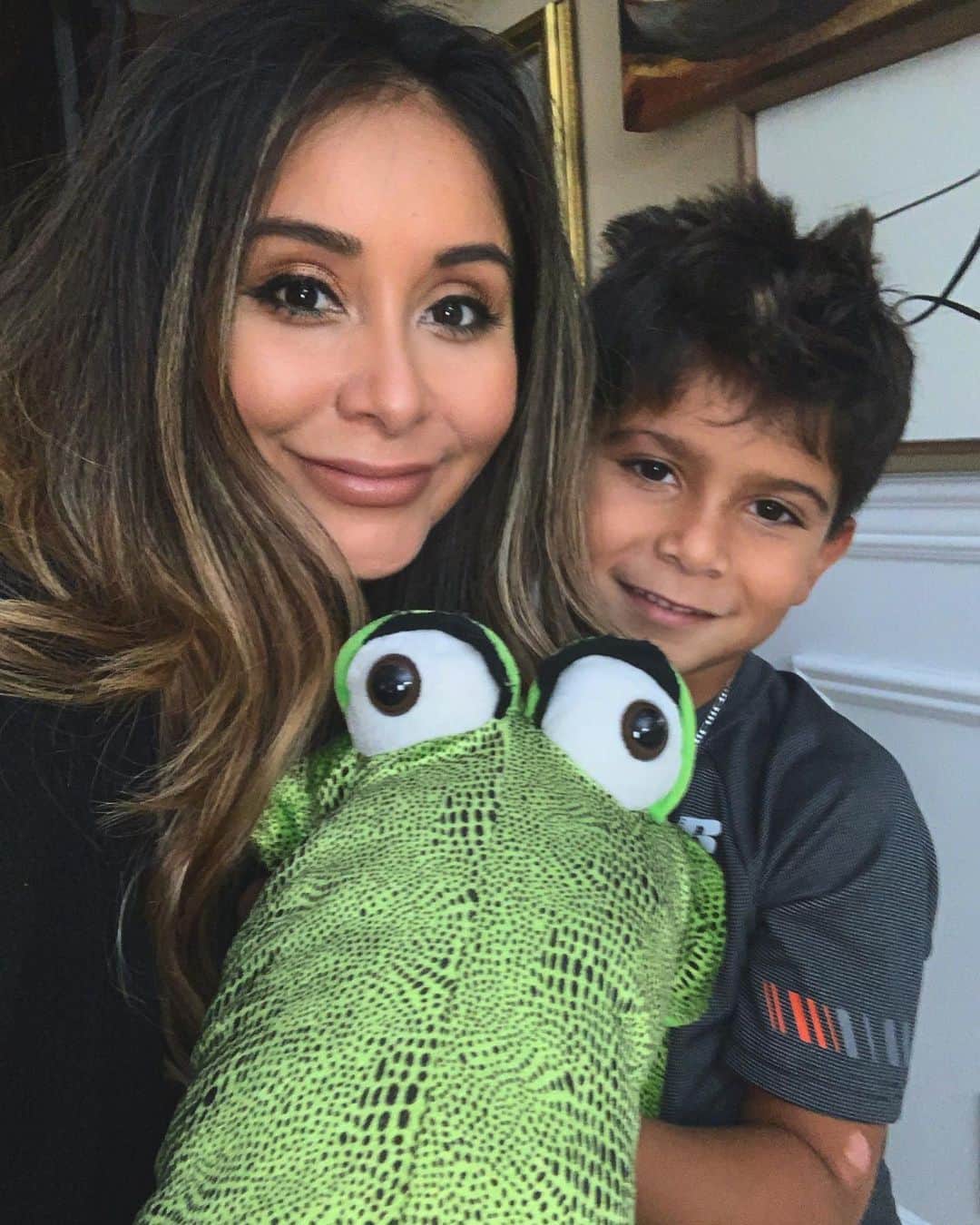ニコール・ ポリッツィのインスタグラム：「CROCADILLY LIVES ON💚 Dont worry tho, he’s been bleached and washed several times before my kids were introduced to him 😩」